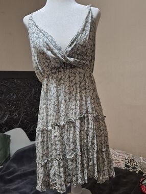 Zaful Floral Tiered Spaghetti-Strap Dress in Sage Green And White
